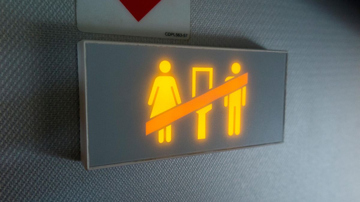 Nejotravnější faux pas cestujících podle letušek je nezamykat se na toaletách